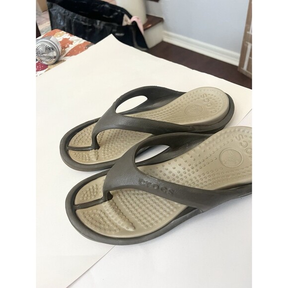 Crocs Athens Unisex Flip Flop Sandals Men's 5 Women's Size 7 Brown Tan - Picture 1 of 6